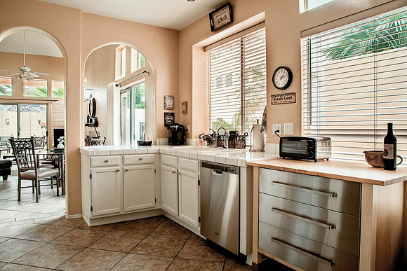 1136 E Hiddenview Dr-010